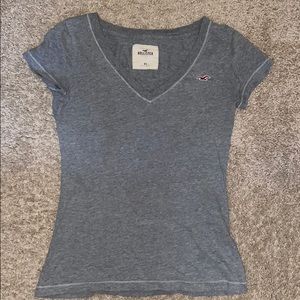 HOLLISTER XS V-NECK TEE